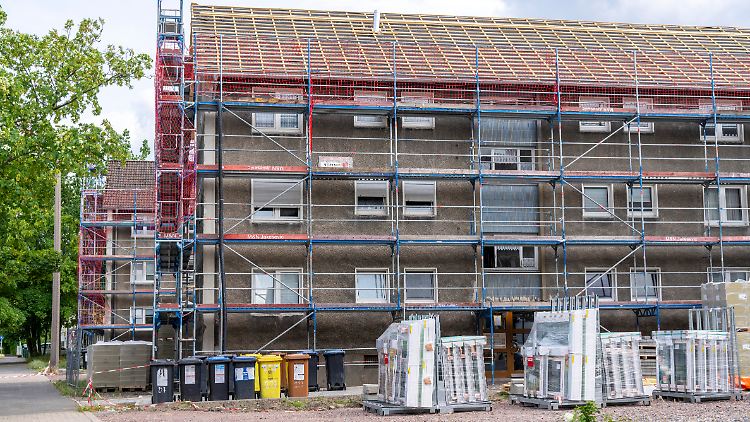 Neue Fenster und Dämmung können die Energieeffizienz von Häusern steigern. 