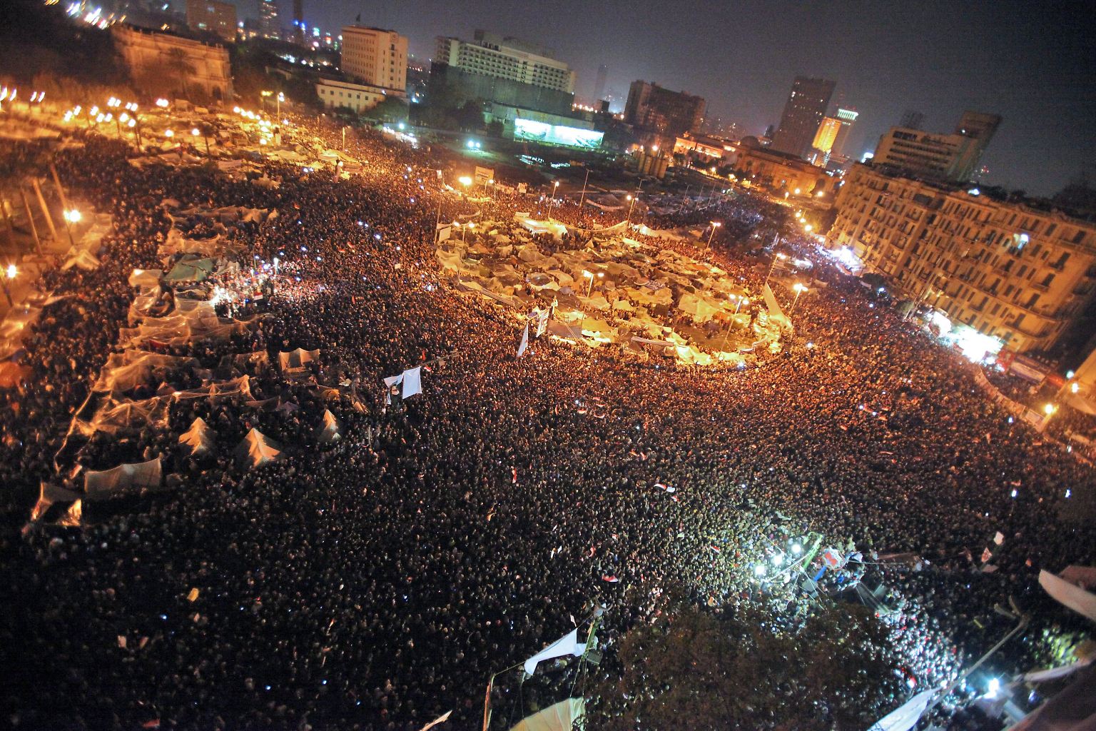 Sie waren auf den Tahrir-Platz gekommen, um ihren Sieg zu feiern. Stundenlang verdichteten sich die Hinweise, der ägyptische Präsident Mubarak würde endlich abtreten.
