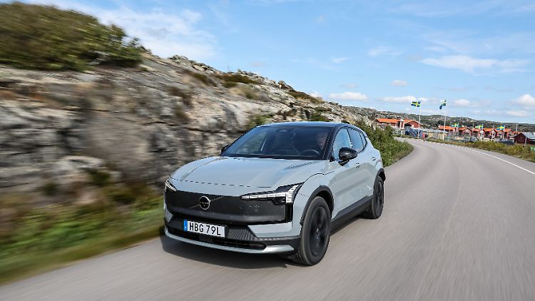 Mit ihrer massiveren Front gibt sich die Cross-Country-Version des Volvo EX30 eindeutig zu erkennen. Sie ist außerdem bloß mit dem stärkeren Antrieb zu haben.