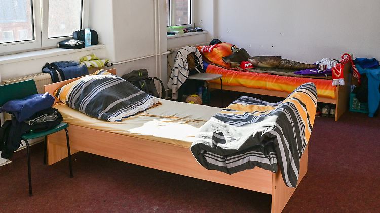 Betten in einem Zimmer der Obdachlosenunterkunft in Cottbus. 