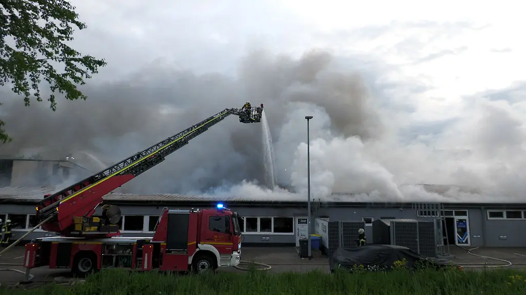 Feuerwehrleute-loeschen-einen-Brand-in-einer-Lagerhalle-in-Alzey