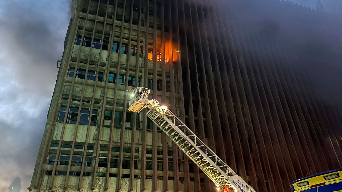 Feuerwehrleute bekämpfen die Flammen nach einem Brand in einem Telekommunikationsgebäude im Zentrum von Kairo.