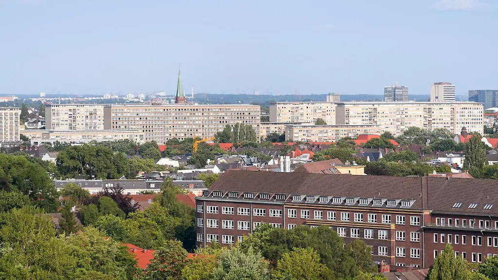 Die-Hochhaeuser-sind-am-Grindelberg-hinter-einem-Rotklinker-Bau-zu-sehen