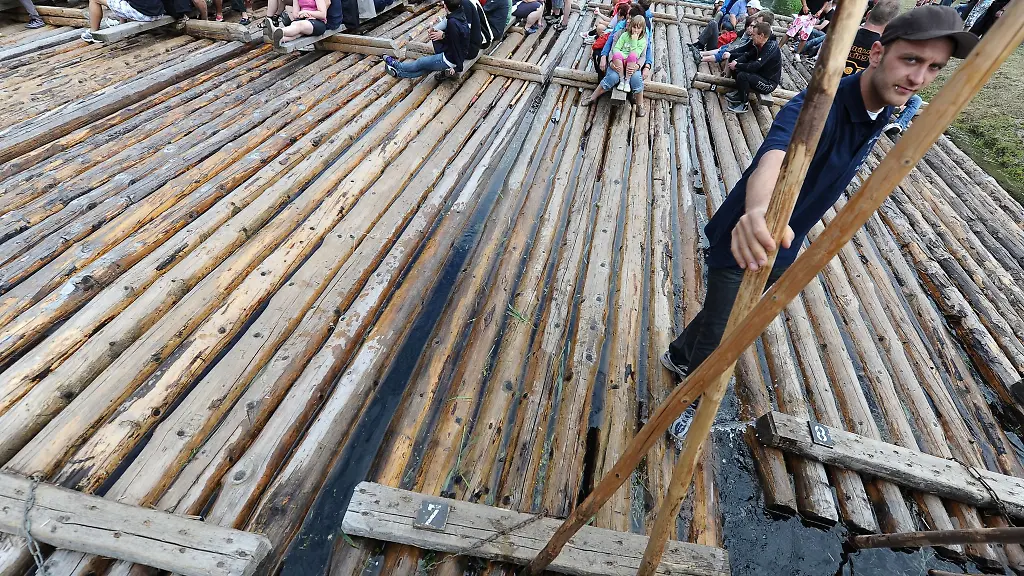 Ein-Floesser-steht-in-Schnappenhammer-bei-Wallenfels-auf-der-Wilden-Rodach-auf-seinem-Floss