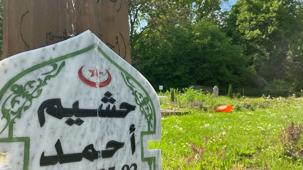 Muslimische-Graeber-befinden-sich-auf-einem-kommunalen-Friedhof
