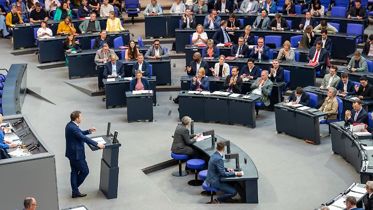 Klingbeil wirbt für seine Rekordinvestitionen. 