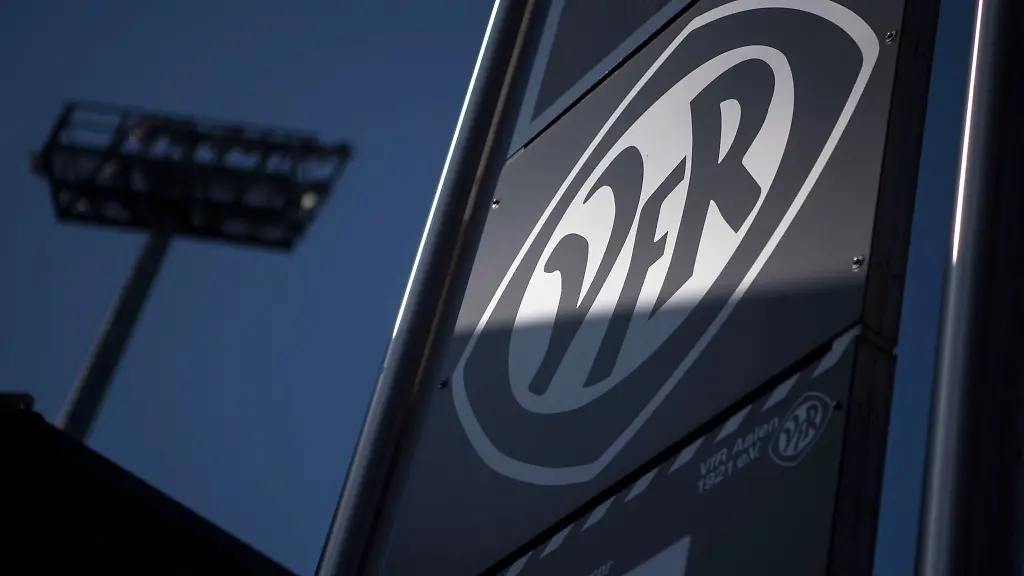 Das-Logo-des-VfR-Aalen-ist-an-einem-Schild-vor-dem-Stadion-zu-sehen