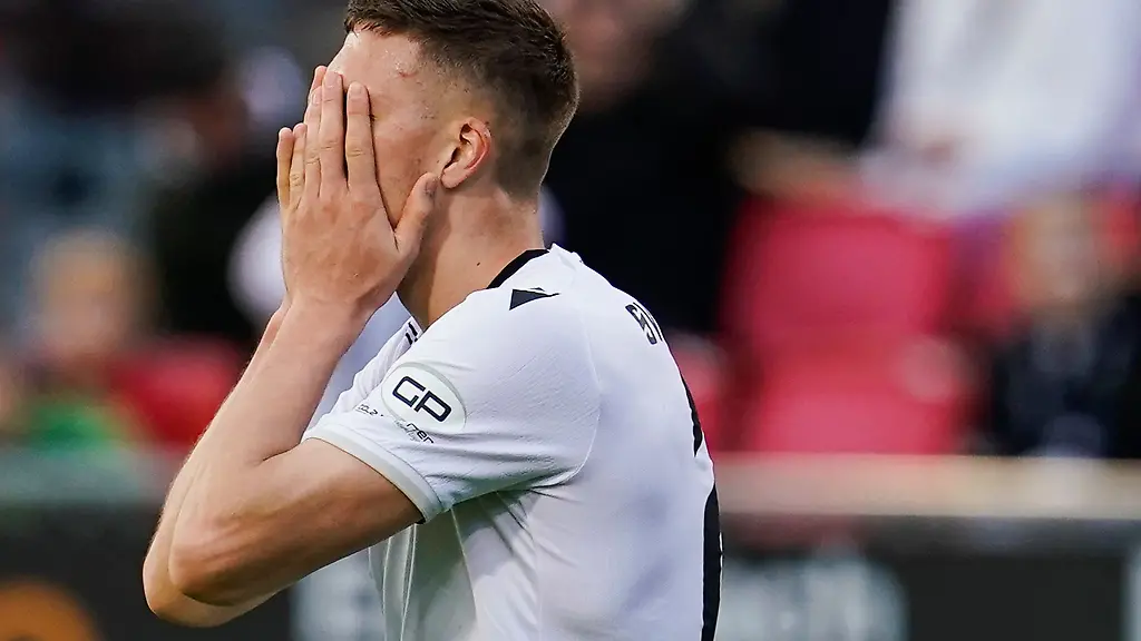 Sandhausens-Janik-Bachmann-haelt-die-Haende-vor-sein-Gesicht