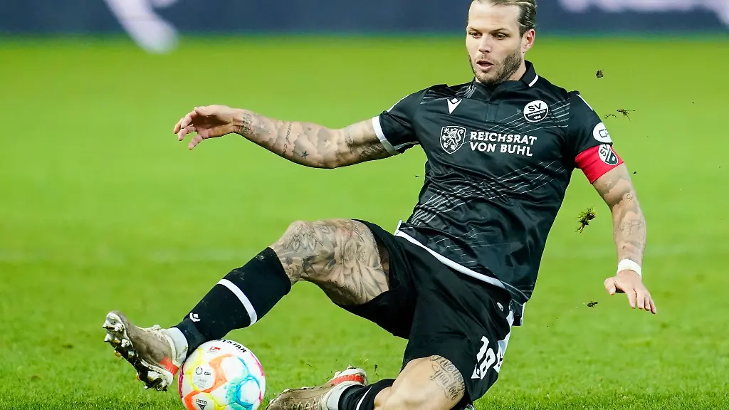 Sandhausens-Dennis-Diekmeier-spielt-den-Ball