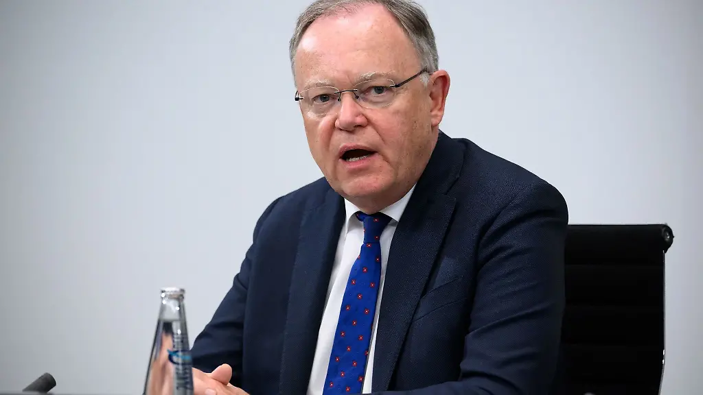 Ministerpraesident-von-Niedersachsen-Stephan-Weil-aeussert-sich-bei-einer-Pressekonferenz