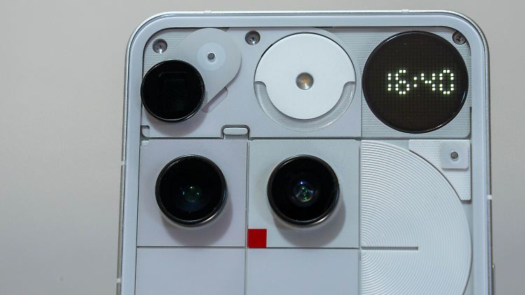 Die Rückseite des Nothing Phone (3) mit Triple-Kamera und Glyph Interface.