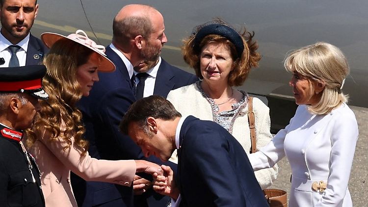 Küss die Hand: Emmanuel Macron (v.) erweist Prinzessin Kate (l.) die Ehre.