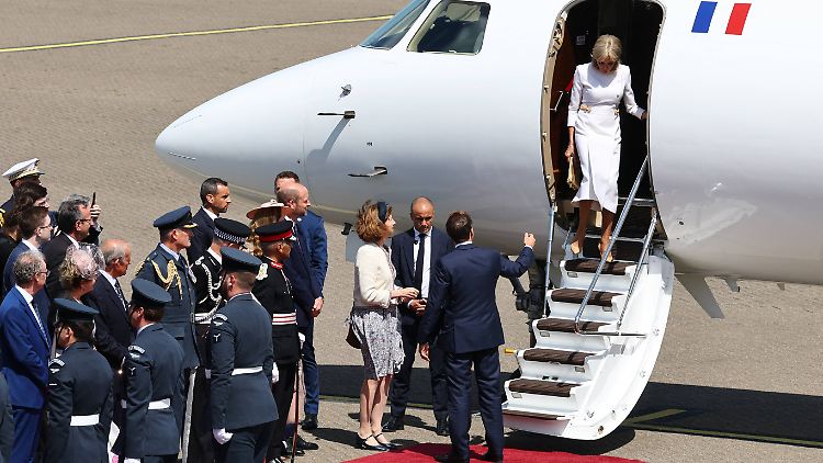 Brigitte Macron wollte sich beim Ausstieg aus dem Flugzeug nicht so recht von ihrem Mann helfen lassen.