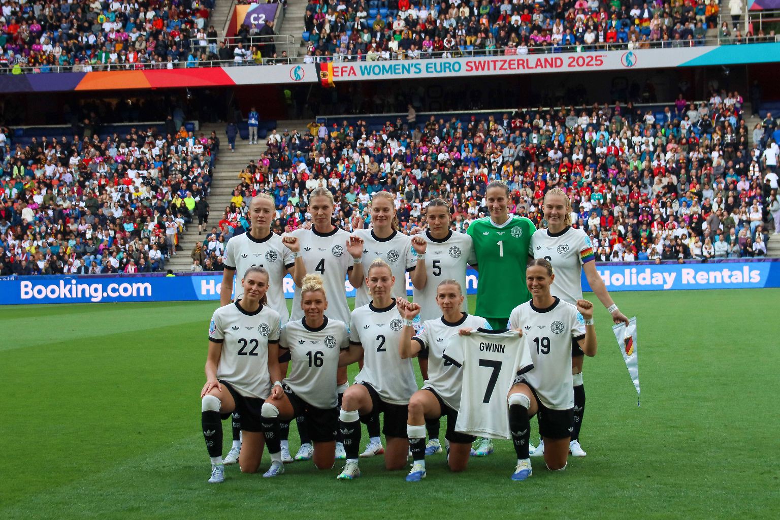 Mit einem Gruß an die Verletzte Guilia Gwinn startet die DFB-Elf in ihr zweites Gruppenspiel in der EM.