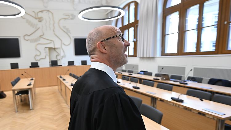 Jan Olaf Leisner, der vom DFB beauftragte Steuerfachanwalt, kommt vor der Urteilsverkündung in den Gerichtssaal des Landgerichts.
