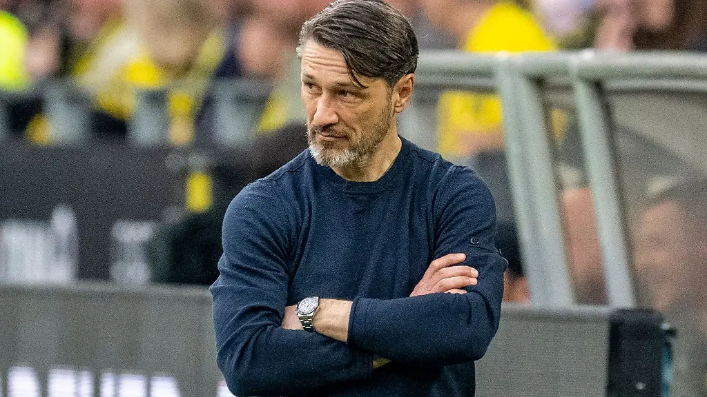 Wolfsburgs-Trainer-Niko-Kovac-beobachtet-mit-verschraenkten-Armen-das-Spiel
