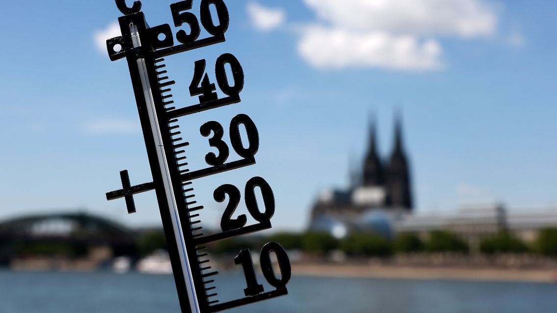 Extreme Hitze macht den Menschen in Deutschland zu schaffen. Mit Höchsttemperaturen zwischen 36 und 39 Grad erreichte die Hitzewelle vor einer Woche ihren Höhepunkt auch in Köln am Rhein.