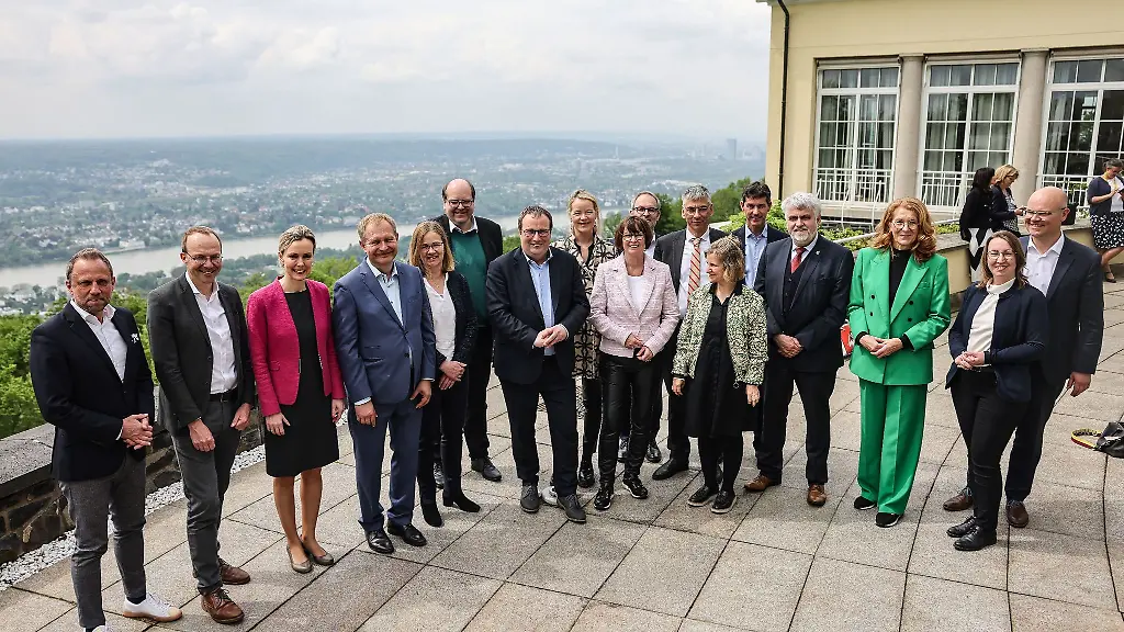 Die-Umweltminister-und-Ministerinnen-stehen-zusammen