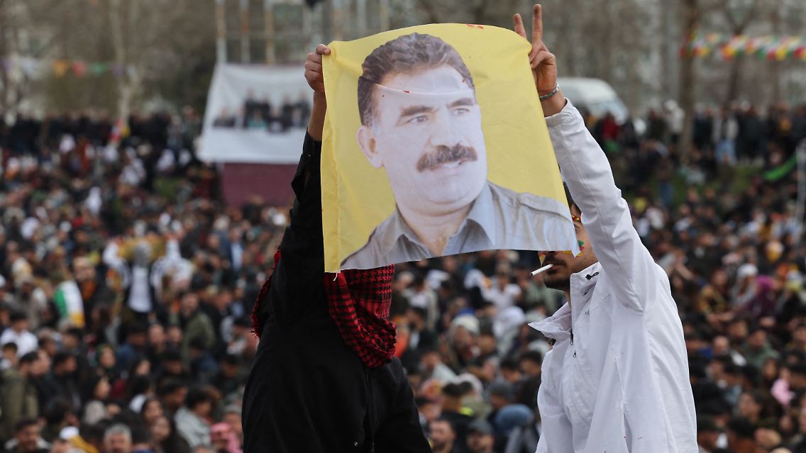 Seine Anhänger halten sein Konterfei hoch: Der 76-jährige Öcalan verbüßt auf der Gefängnisinsel Imrali nahe Istanbul seit 1999 eine lebenslange Haftstrafe wegen Hochverrats.