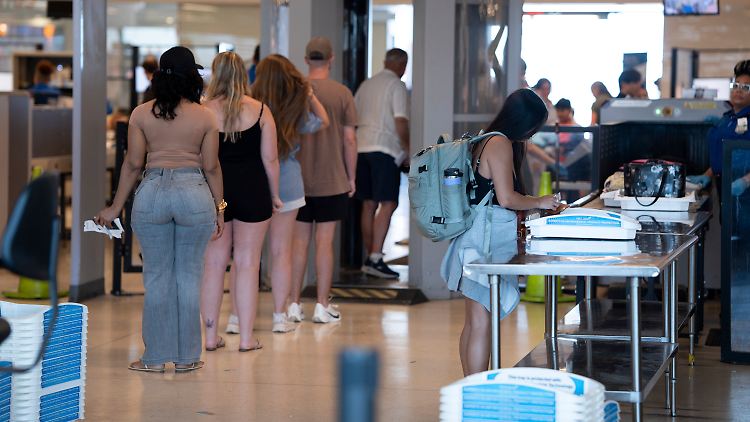 Schluss mit dem Genestel: Flugpassagiere dürfen künftig mit Schuhen durch die Kontrollen in den USA.