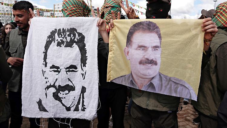 Öcalan wurde 1999 festgenommen und zu einer lebenslangen Haftstrafe verurteilt.