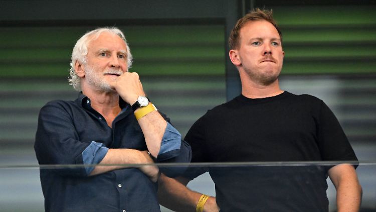 Rudi Völler und Julian Nagelsmann blicken skeptisch auf die WM 2026 in den USA.