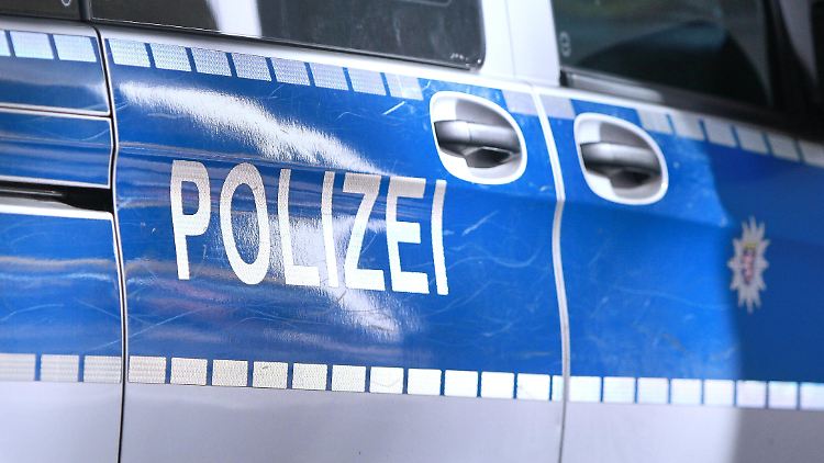 Die Polizei hat bei den Durchsuchungen nach eigenen Angaben 460 Gegenstände, darunter Speichermeiden, sichergestellt. 