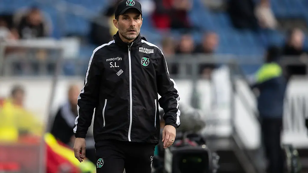 Hannovers-Trainer-Stefan-Leitl-steht-am-Spielfeldrand