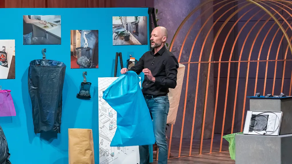 O-Spring-Gruender-Michael-Mueller-praesentiert-seinen-Sackhalter-fuer-alle-Faelle-Quelle-RTL-Bernd-Michael-Maurer