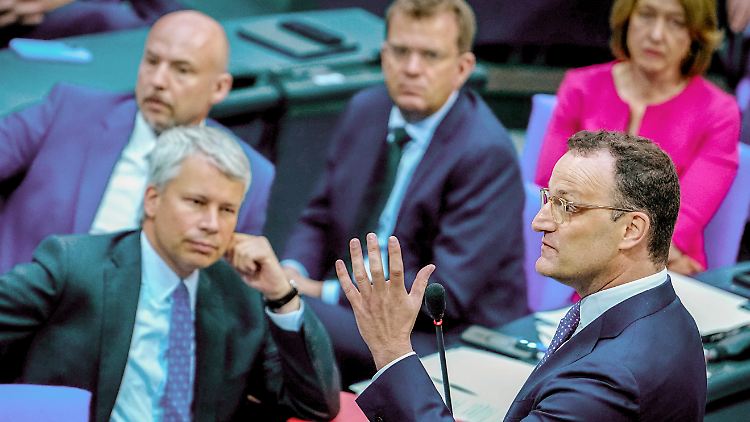 Im Plenum wandte sich Jens Spahn direkt an die Grünen-Fraktion. Im Hintergrund ist die lauschende Unionsfraktion zu sehen.