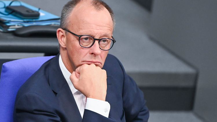 Kanzler Merz musste sich in der Generaldebatte heftige Kritik anhören.