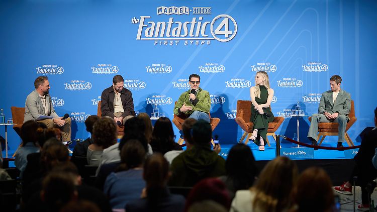 Moderator Steven Gätjen, Ebon Moss-Bachrach, Pedro Pascal, Vanessa Kirby und Joseph Quinn (v.l.n.r.) bei der Pressekonferenz in Berlin.
