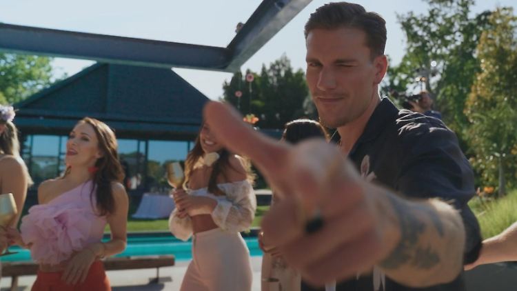 Zu allen Schandtaten bereit: Bachelor Felix und die Kandidatinnen.