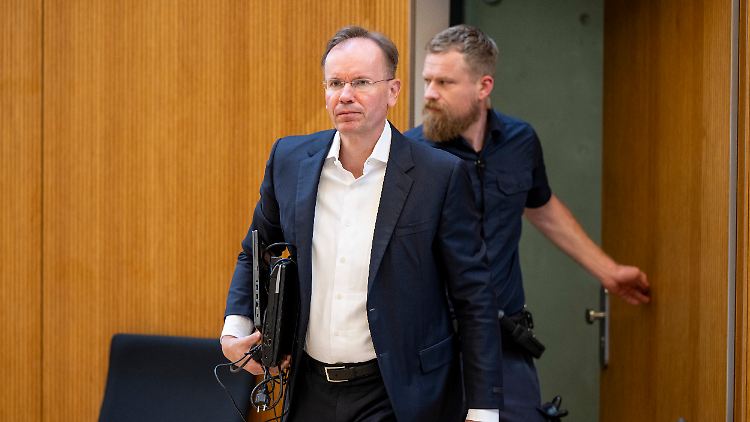Die Staatsanwaltschaft wirft Braun und seinen beiden Mitangeklagten Bandenbetrug vor, den Schaden haben die Ermittler auf drei Milliarden Euro beziffert.