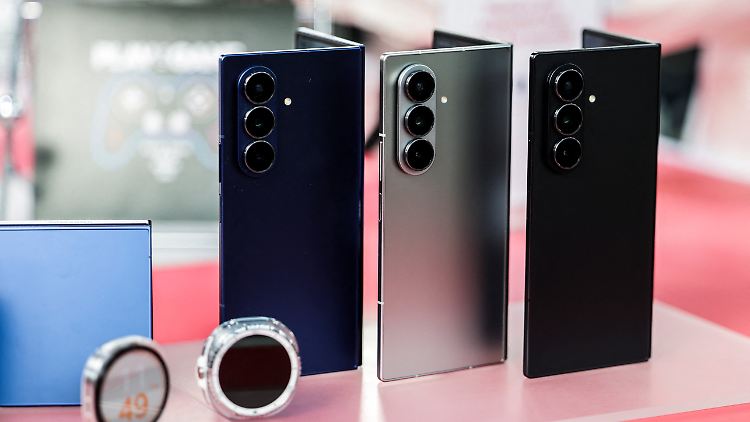 Samsungs Neuheiten aufgereiht: das Galaxy Z Flip 7, das Galaxy Z Fold 7 und die Galaxy Watch 8.