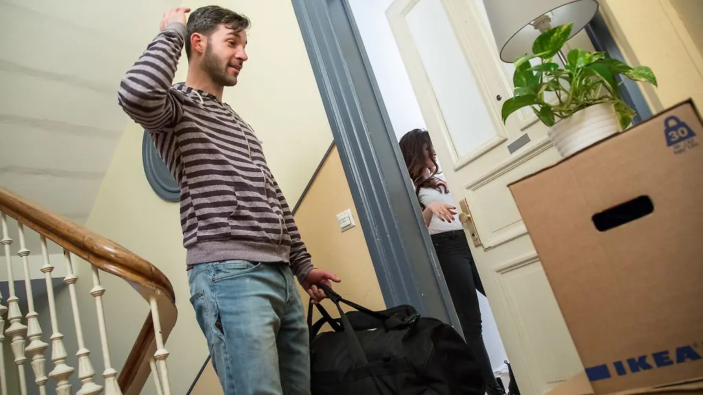 Mit-Sack-und-Pack-vor-die-Tuere-gestellt-Wer-unvermittelt-wohnungslos-wird-landet-nicht-immer-sanft-Die-Suche-nach-einer-neuen-Bleibe-ist-oft-muehsam