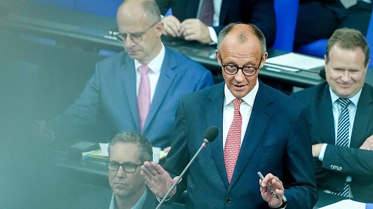 Gut gelaunt und betont gelassen: Friedrich Merz während der Kanzlerbefragung im Bundestag.