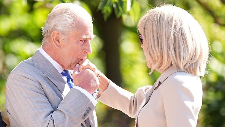 Küss die Hand, schöne Frau: König Charles und Brigitte Macron.