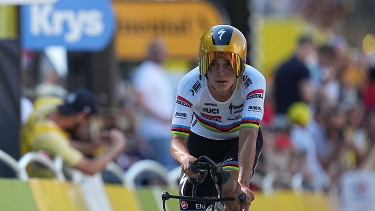 Der Belgier Remco Evenepoel gewann das erste Zeitfahren bei der 112. Tour de France.