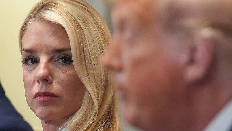 US-Justizministerin Pam Bondi, hier neben Präsident Donald Trump bei der Kabinettssitzung am Dienstag