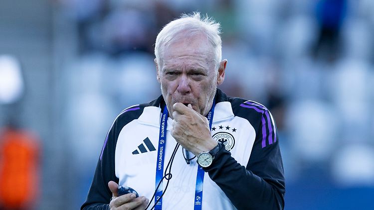 Hermann Gerland pfeift ab.