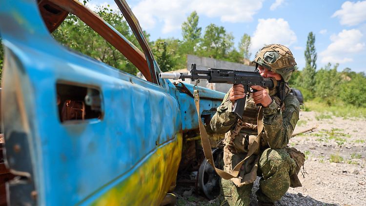 Russische Soldaten trainieren an der Front.