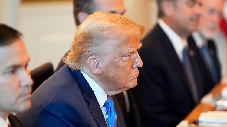 Lobende Worte findet Trump für Lulas Amtsvorgänger Bolsonaro, der wegen eines Putschversuchs vor Gericht steht.