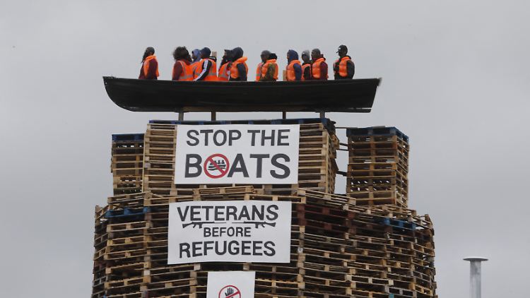 Eine Bootsattrappe mit Flüchtlingspuppen soll am 12. Juli verbrannt werden. 