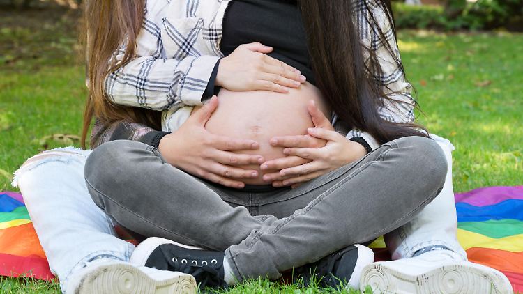 Bislang unterscheidet das Familienrecht zwischen der Mutter und ihrer Partnerin, die kein Elternteil des Kindes ist. 