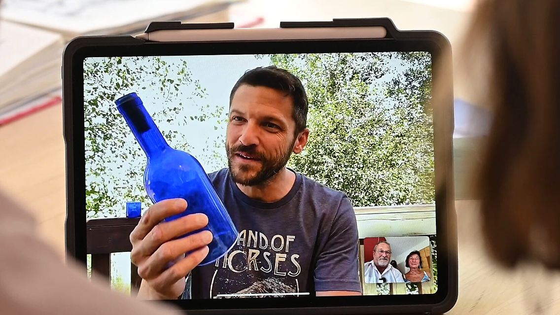 Der Finder präsentiert die Flaschenpost.