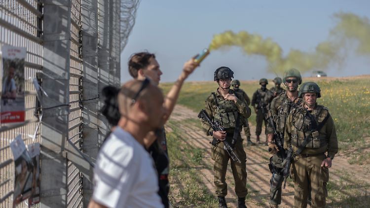 Die Familien der Geiseln marschieren zur Grenze des Gazastreifens und fordern ein Ende des Krieges und die Freilassung der restlichen Geiseln.