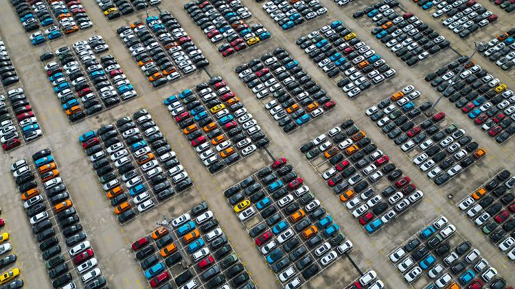 Fahrzeuge für den Export im Landhafen von Ningde in Südostchina.