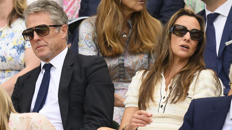 Er ist wohl für einen Moment neben seiner Frau Anna Eberstein eingedöst: Hugh Grant.