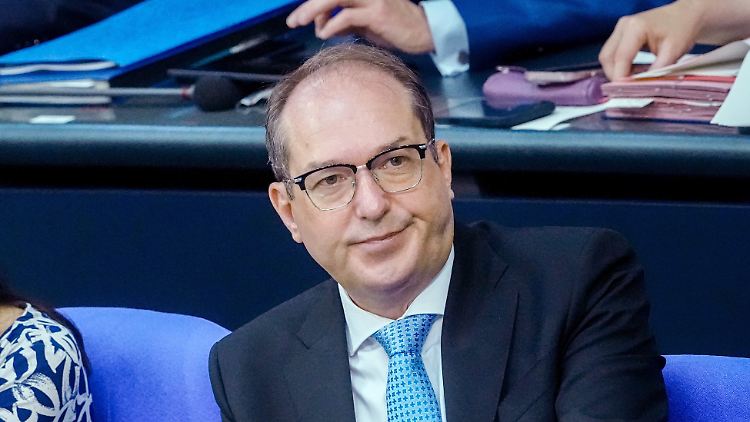 Den Reden nach seiner eigenen hörte Dobrindt aufmerksam zu - und kommentierte sie gelegentlich mit einem Gesichtsausdruck.